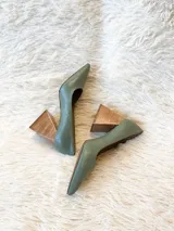 Zapatos de tacón color mostaza de cuero, con punta fina y tacón cuadrado forrado en cuero tipo madera.