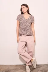 Remera de viscosa color rosa con estampado animal print en marrón, de corte recto y mangas cortas.