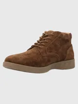 Bota de caña media color marrón de gamuza, con cordones y suela plana.