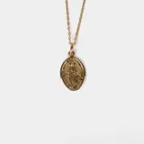 Gargantilla de oro amarillo 18k con dije ovalado de la Virgen Milagrosa.
