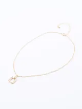 Collar dorado con cadena fina y dije rectangular con detalle de eslabón.