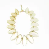 Collar corto con eslabones dorados y piezas de resina color marfil con forma de hojas. Cierre con mosquetón y largo regulable.