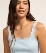 Vestido midi acanalado color celeste, con escote cuadrado y tirantes medios. Confeccionado en algodón sostenible con elastano para mayor comodidad y ajuste.