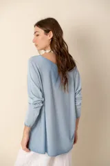 Sweater celeste de punto con escote en V y mangas largas.