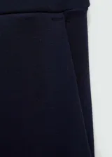Pantalón de vestir color beige, de corte recto y tiro alto. Presenta cintura elastizada y bolsillos laterales.