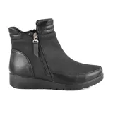 Bota corta negra de cuero sintético con cierre lateral y suela de goma.