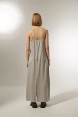 Vestido largo color gris, de breteles finos y escote en V con detalle de encaje.