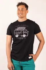 Remera negra con estampado gráfico de una furgoneta y texto relacionado con California.