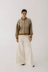 Pantalón jean color borgoña, de corte wide leg y tiro alto.