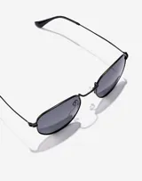 Gafas de sol unisex con montura metálica negra y lentes grises polarizadas.