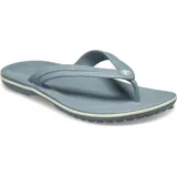 Ojotas Crocs Crocband™ Flip negras con una línea blanca en la suela y tiras blancas.