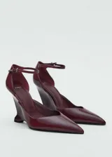 Zapato de tacón con plataforma color borgoña, con punta fina, pulsera tobillera con hebilla y tacón de cuña con forma geométrica.