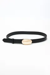 Cinturón negro de cuero sintético con hebilla oval dorada.