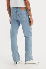 Pantalón de jean celeste de corte recto, tiro alto y botón en la bragueta.