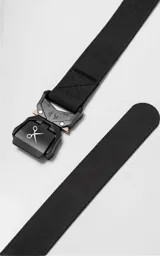 Cinturón de nylon negro con hebilla metálica de liberación rápida tipo cobra, con mecanismo de doble seguro y grabado de tijeras en la placa frontal.