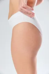 Bombacha vedetina de tiro alto color negro, con elástico en la cintura y logo de la marca en la parte delantera.