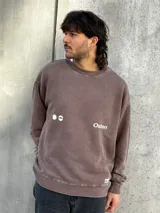 Buzo marrón con estampado en la espalda que incluye un sol, la palabra "Osten" y las frases "Empower Elevate Your" y "Boldness Strenght".