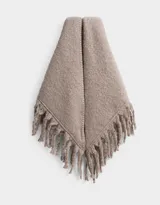 Bufanda triangular color beige con flecos trenzados.