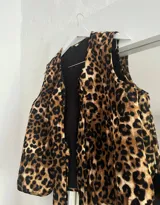 Chaleco con estampado animal print, con lazos para atar en el cuello y en la cintura.