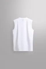 Musculosa deportiva blanca de tejido ligero y elástico con zonas perforadas para mayor transpirabilidad.