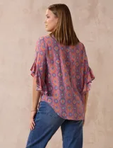 Blusa de gasa estampada con cuello a la base, abertura central con botones y mangas cortas con volados.