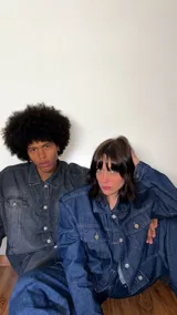 Campera de jean gris oscuro con bolsillos frontales y cierre con botones.