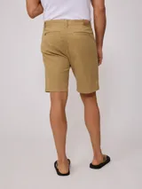 Bermuda color beige, de corte recto, con bolsillos laterales y traseros.