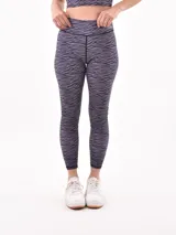 Calza larga deportiva con estampado de cebra en tonos de gris y negro.