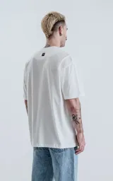 Remerón blanco de algodón premium, corte extra oversize, hombros caídos y cuello redondo de rib al tono.