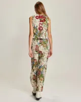 Pantalón largo tejido con estampado floral, bolsillos laterales y bolsillos grandes en la rodilla. Cintura elástica.