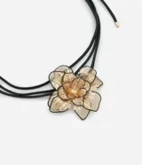 Collar choker con cordón encerado negro, puntas metalizadas y flor alambrada dorada.