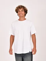 Remera blanca de manga corta, cuello redondo deshilachado y corte holgado.