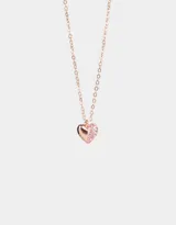 Cadena corta color oro rosa con dije de corazón, la mitad con acabado liso y la otra mitad con pequeños cristales rosados.