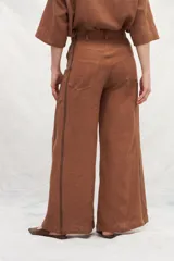 Pantalón de lino azul con corte jeanero, bolsillos plaque en la trasera y cintas laterales a contratono.