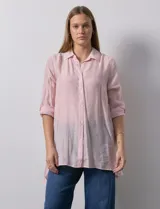 Camisa larga de rayón marca Robert Louis, con estampado a rayas verticales en tonos coral y blanco. Tiene cuello con solapa, abertura central con botones, mangas largas regulables con presilla y botón, y tajos laterales.