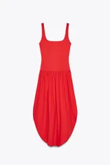 Vestido midi rojo de escote cuadrado y tirantes anchos. Detalle de bajo redondeado en tejido combinado a tono.
