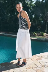 Falda midi de popelina blanca con cintura elastizada y corte evasé.