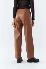 Pantalón de tiro medio color beige, de corte recto cropped.