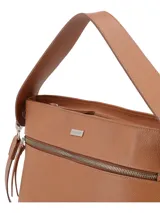 Cartera negra de cuero graneado con doble correa, una de hombro y otra bandolera regulable. Tiene cierre metálico con tirador de cuero, chapita metálica con el logo de la marca y detalles interiores con el logo de la marca y la inscripción "HECHO EN URUGUAY".