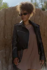 Vestido corto color verde oliva, con breteles finos y escote en V.