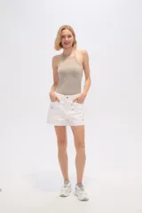 Body negro de poliéster, corte ajustado, con cuello redondo.