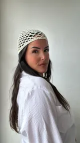 Gorro de crochet color crudo con patrón de red.