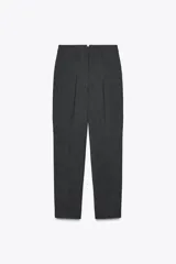 Pantalón de vestir gris oscuro con estampado pata de gallo, tiro alto, bolsillos delanteros y cierre frontal con cremallera, botón interior y gancho metálico.