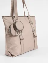 Cartera tipo shopper color verde oliva, con asas de hombro y detalles de correas con argollas metálicas. Incluye dos monederos redondos removibles colgando de una de las correas.