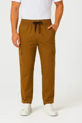 Pantalón cargo negro de corte holgado, con cintura elástica ajustable con cordón, bolsillos laterales y bolsillos tipo parche con solapa en los muslos.