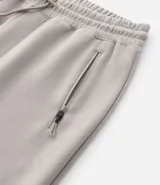 Pantalón deportivo de hombre color beige, liso, con ajuste elástico en la cintura y bolsillos laterales.