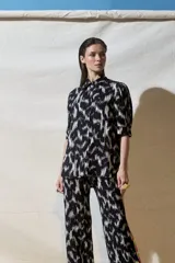 Camisa de calce relajado en crepe de viscosa, con estampado animal y mangas 3/4.