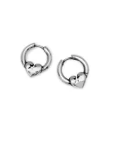 Aros plateados con forma de corazón y diseño calado.
