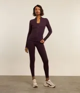 Campera deportiva negra confeccionada en poliamida y elastano, con cuello alto, cierre delantero por cremallera y bolsillos laterales.