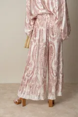 Pantalón palazzo de poliéster con estampado floral en tonos beige y rosa, cintura elastizada y corte plisado.